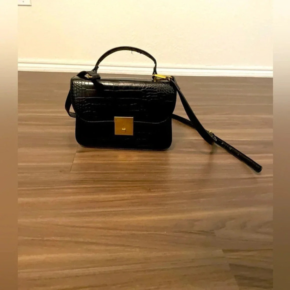 Black Faux black leather (crocodile style) with gold hardware crossbody purse - Picture 1 of 13